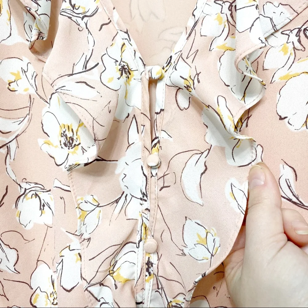 astr | ruffled button-front floral v-neck blouse blush pink m